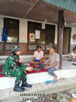 Komsos Babinsa Perempuan Pertama NTB Hangatkan Warga Karang Bayan