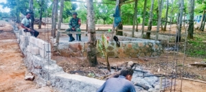 Babinsa Sertu Didit Sumanto Komsos Dengan Tenaga Tukang Pagar Kantor Desa Bonmuti