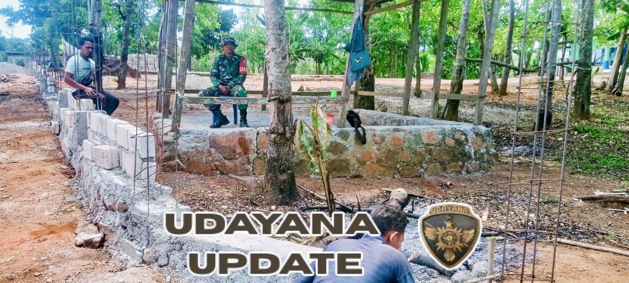 Babinsa Sertu Didit Sumanto Komsos Dengan Tenaga Tukang Pagar Kantor Desa Bonmuti