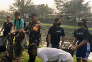 Gotong Royong Pasca Banjir, Babinsa dan Warga Bersihkan Sungai Taman Pancing