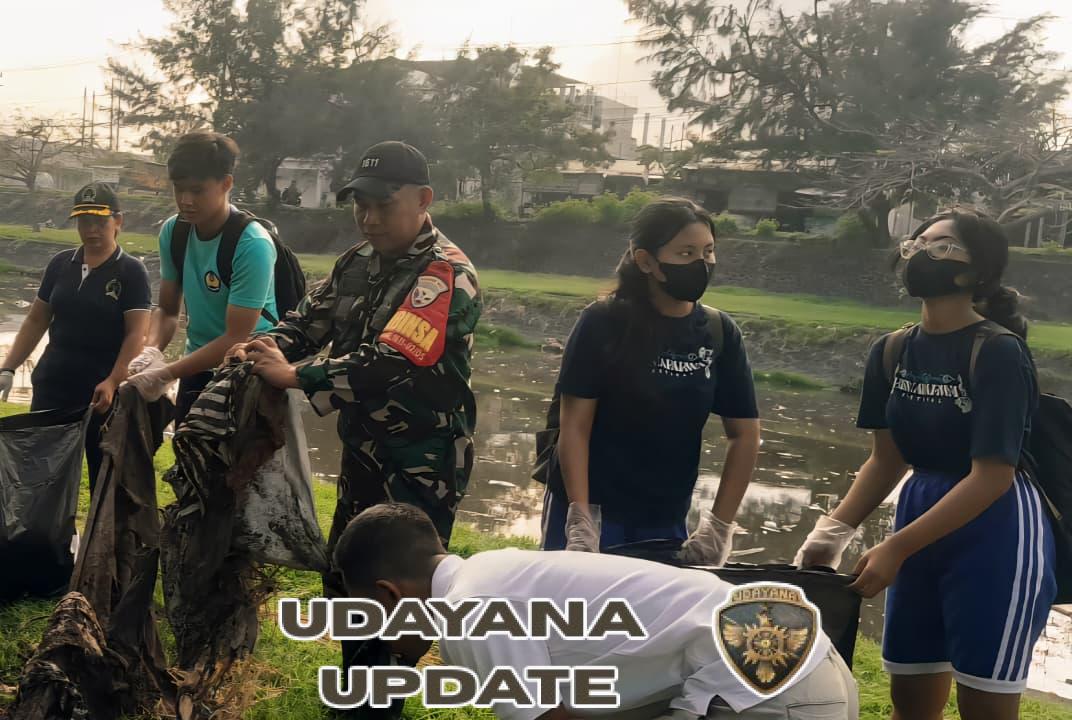 Gotong Royong Pasca Banjir, Babinsa dan Warga Bersihkan Sungai Taman Pancing