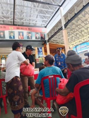 Bersama Bupati Buleleng, Camat dan Perangkat Desa Babinsa hadir dalam penyerahan sembako dan peletakan batu pertama pembagunan rumah tidak layak huni (RTLH)