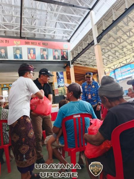 Bersama Bupati Buleleng, Camat dan Perangkat Desa Babinsa hadir dalam penyerahan sembako dan peletakan batu pertama pembagunan rumah tidak layak huni (RTLH)