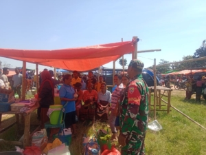 Babinsa Koramil 1602-04/Maurole Laksanakan Komsos dan Pamwil di Pasar Detukeli