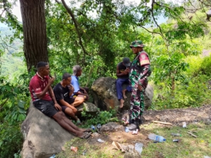Babinsa Kodim 1602/Ende Tingkatkan Kamtibmas Lewat Komsos di Desa Bokasape Timur