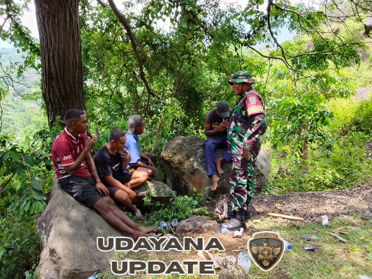 Babinsa Kodim 1602/Ende Tingkatkan Kamtibmas Lewat Komsos di Desa Bokasape Timur