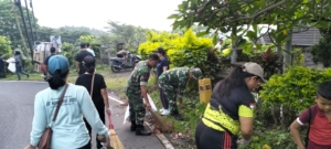 Ciptakan lingkungan yang bersih dan sehat, Anggota Koramil 1623-03/Rendang bersama instansi terkait laksanakan gotong royong.