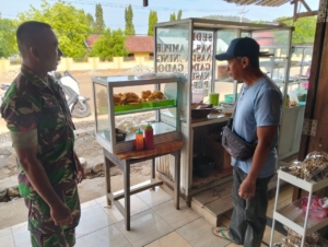 Babinsa Koramil Poto Tano Perkuat Hubungan dengan Warga Lewat Komsos di Desa Kiantar