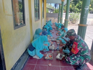 Sertu Ismail Bersama Guru SDN 3 Jereweh Sukseskan Program MBG