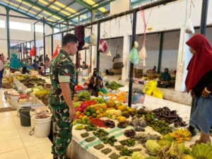 Kehadiran Babinsa di Pasar Balauring Wujud Kepedulian TNI terhadap Keamanan Masyarakat