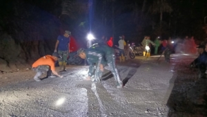 TNI dan Warga Giri Madia Lembur di Tengah Hujan