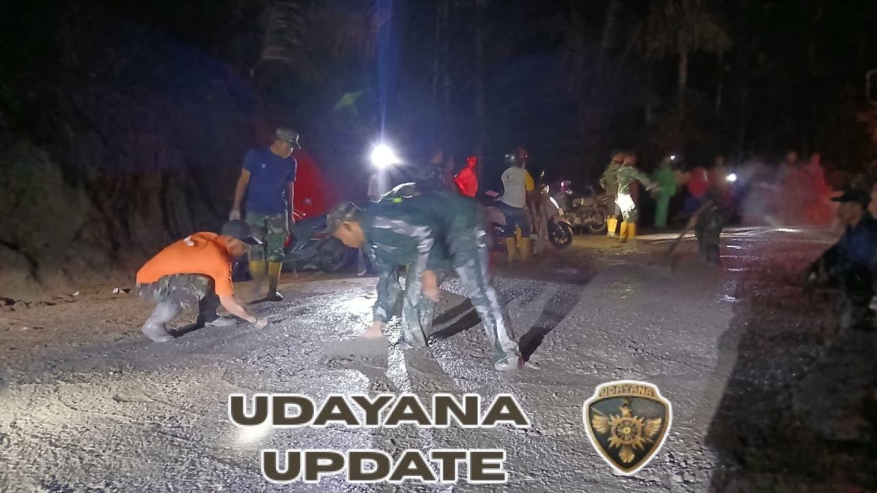 TNI dan Warga Giri Madia Lembur di Tengah Hujan