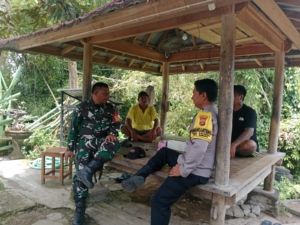 Komsos Babinsa dan Bhabinkamtibmas di Banjar Dinas Kerta Nadi Wujudkan Kebersamaan dengan Masyarakat