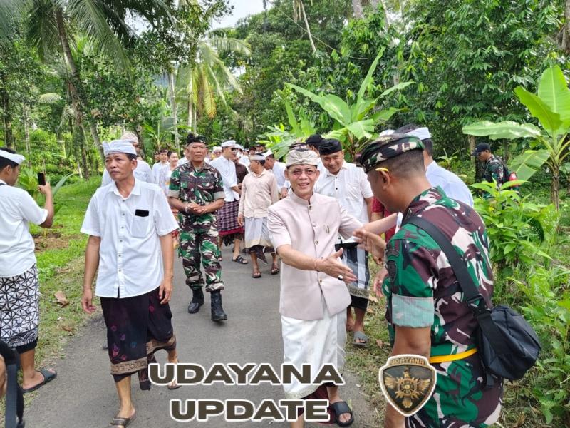 Kasdim Klungkung Dampingi Bupati Satria Gelar Persembahyangan Bersama Dan Penanaman Pohon Di Kecamatan Dawan