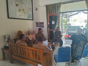 Dekat dengan Rakyat, Babinsa Kalimantong Perkuat Sinergi dengan Aparat Desa