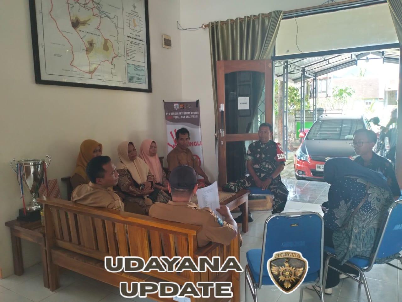 Dekat dengan Rakyat, Babinsa Kalimantong Perkuat Sinergi dengan Aparat Desa