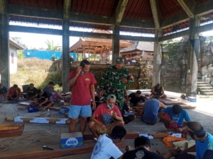 Babinsa Sumita Dukung Tradisi Ngayah, Warga Kompak Gotong Royong Ukir Pura Dalem