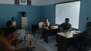 Pererat Sinergi, Babinsa Koramil Sukasada dan Tokoh Adat Sambangan Bahas Kamtibmas