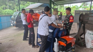 Babinsa Manduang Dampingi Pemasangan Mesin Pemilah Di TOSS Desa Manduang