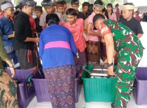 Babinsa Bagi MBG untuk Siswa-Siswi di Sekolah Desa Abiansemal