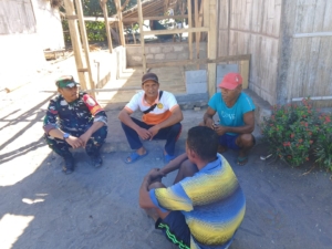 Babinsa Koramil 1602-04/Maurole Pantau Keamanan dan Komsos di Desa Aewora