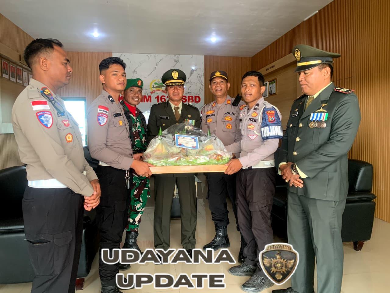TNI-Polri Kompak! Polres SBD Rayakan HUT TNI ke-80 Bersama Kodim 1629/SBD Lewat Kejutan Tumpeng