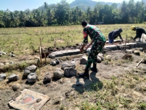 Babinsa Maurole Terjun Langsung Bantu Warga Bangun Saluran Irigasi