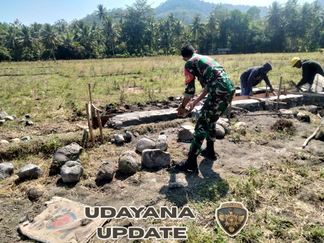 Babinsa Maurole Terjun Langsung Bantu Warga Bangun Saluran Irigasi