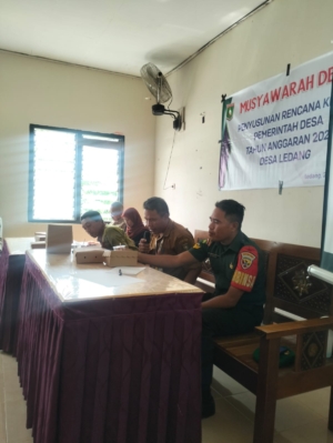 ‎Babinsa Koramil 1607-03/Ropang Hadiri Musdes Desa Ledang, Dorong Semangat Gotong Royong