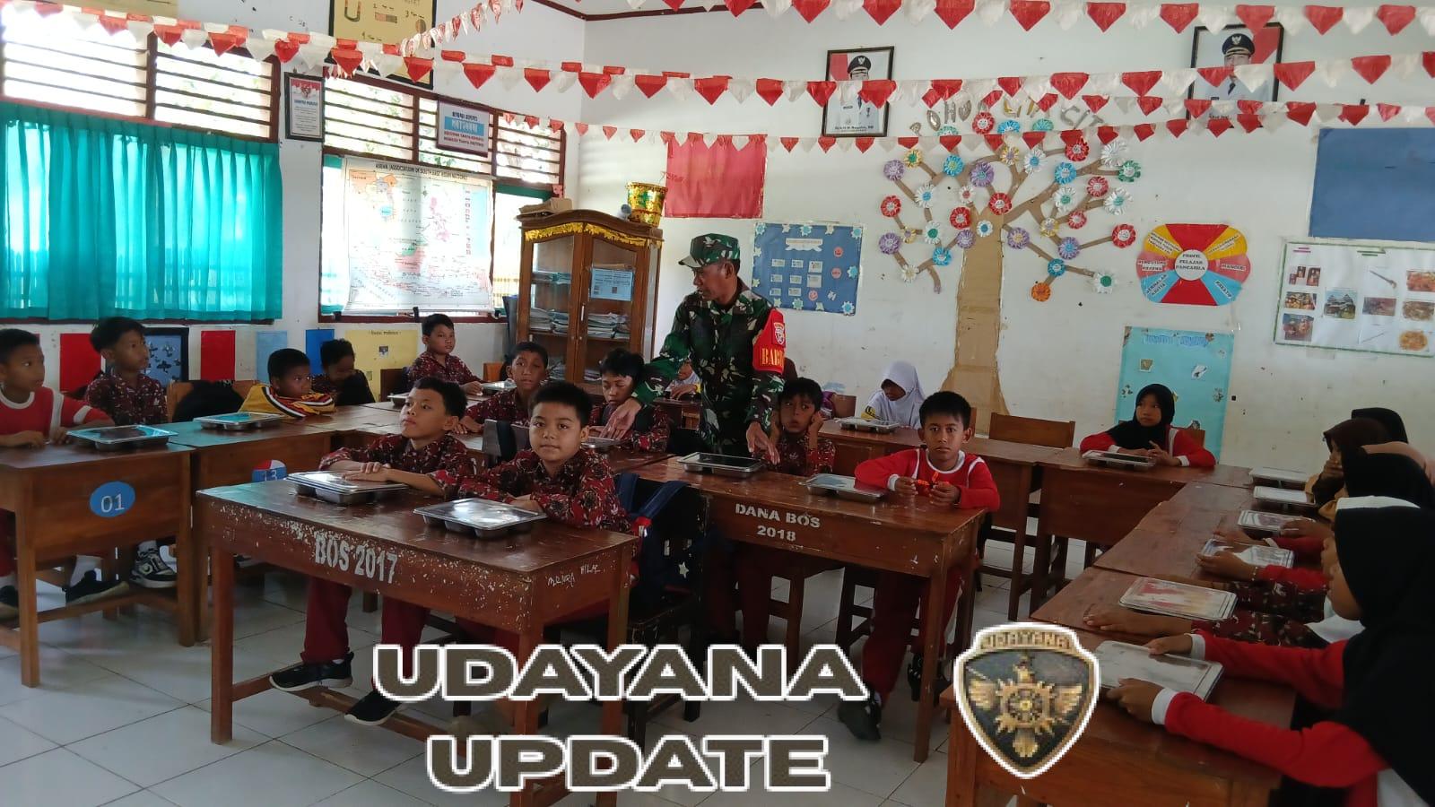 Wujud Kepedulian TNI, Babinsa Koramil 1628-01/Taliwang Pastikan Siswa SDN 12 Nikmati Makanan Bergizi