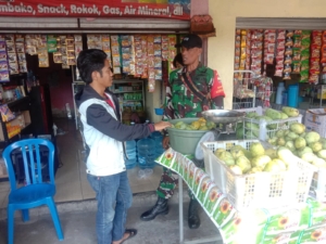 Gelar Komsos, Babinsa Koramil Klungkung Pererat Silahturahmi Bersama Warga Binaanv