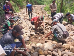 Kodim 1612/Manggarai Genjot Pembangunan Jalan Telford di Desa Rado Lewat TMMD ke-126