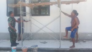 Semangat Gotong Royong Babinsa dan Jemaat Warnai Renovasi Gereja di Desa Ndao Nuse