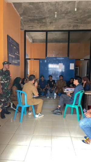 Dekat dengan Rakyat, Babinsa Air Suning Sertu Ruslin Dorong Kolaborasi Desa dan Mahasiswa untuk Kemajuan Wilayah