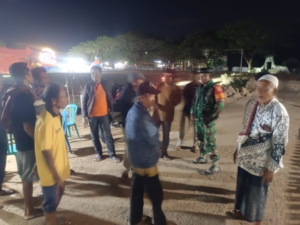 Sertu Wahyudin Bersama Aparat Desa dan Warga Patroli Siskamling di Desa Rato