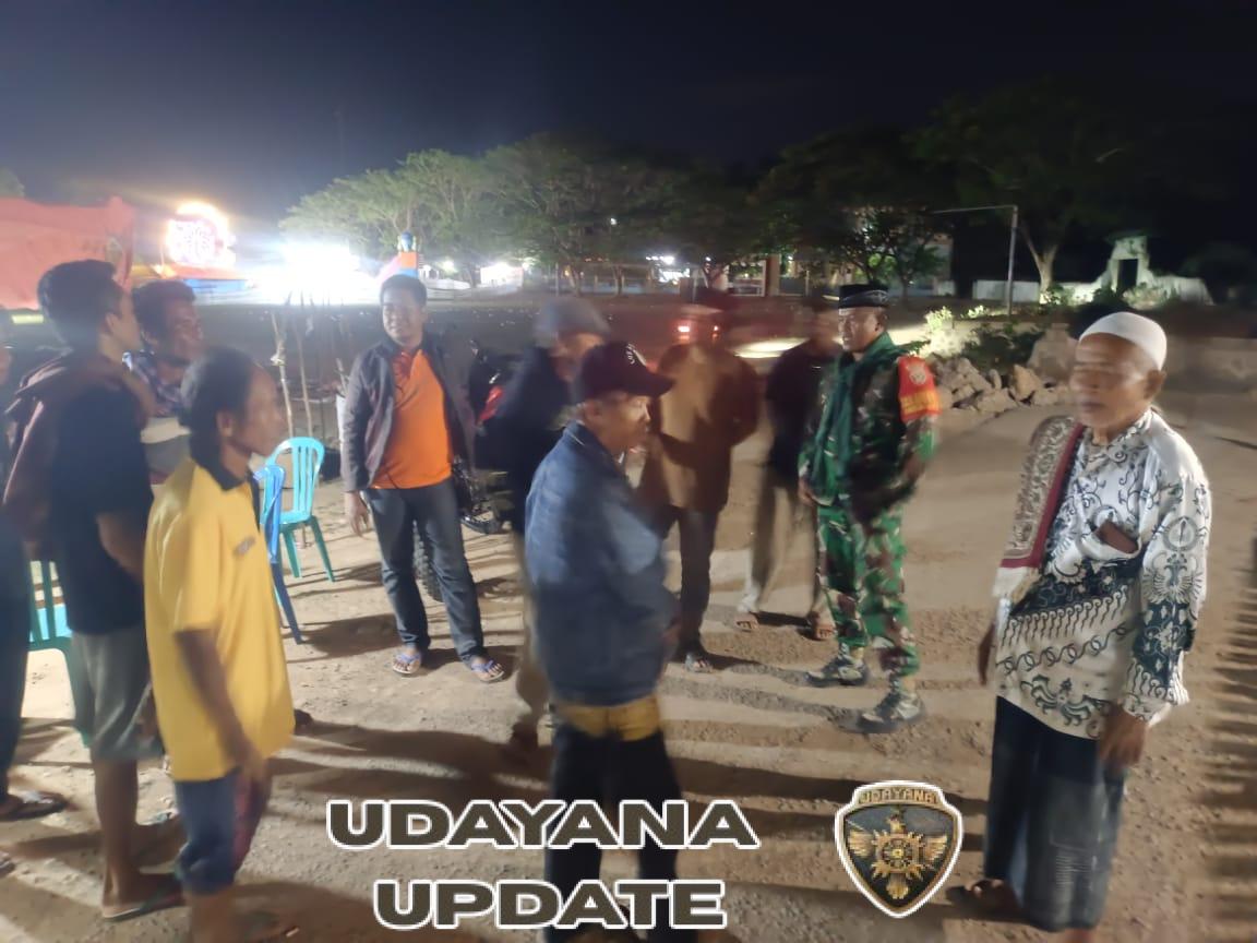 Sertu Wahyudin Bersama Aparat Desa dan Warga Patroli Siskamling di Desa Rato