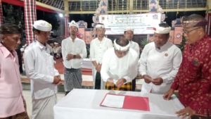 Babinsa Koramil Dawan Atensi Pamikukuhan Bendesa Dan Prajuru Desa Adat Glogor