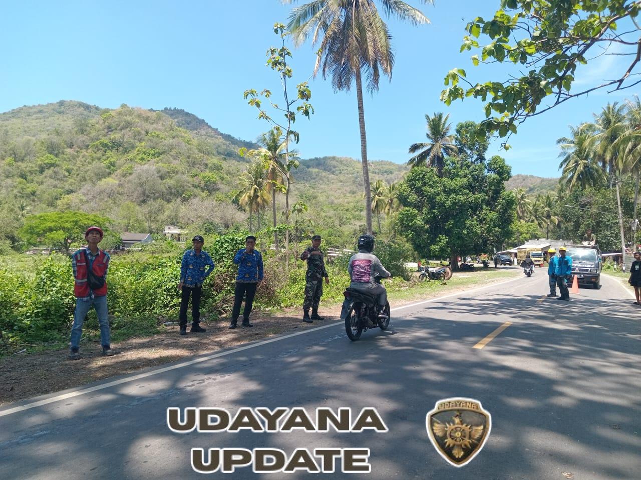 Hadir di Tengah Warga, Babinsa Taliwang Pastikan Penebangan Pohon Berjalan Aman