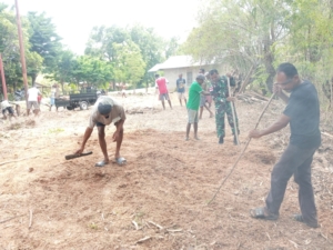 Cegah Penyebaran Penyakit, Anggota Satgaster Pos Halibete II Bersama Warga Bersihkan Lingkungan