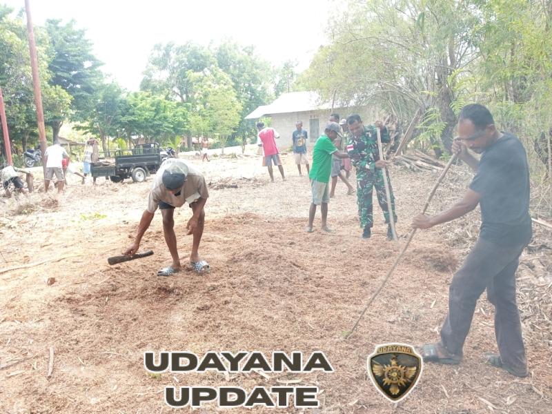 Cegah Penyebaran Penyakit, Anggota Satgaster Pos Halibete II Bersama Warga Bersihkan Lingkungan