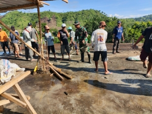 Semangat Kebersamaan TNI dan Masyarakat Terwujud di Pengecoran Dak Masjid Al-Falah