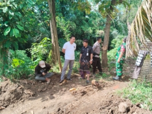 Patroli Wilayah, Babinsa Semarapura Kaja Komsos Bersama Pekerja Bangunan