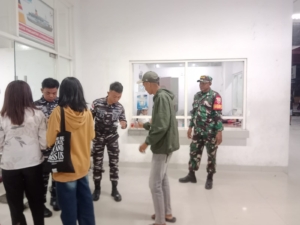 Babinsa Ende Bersinergi dengan Instansi Terkait Amankan Aktifitas Kapal KM Binaiya