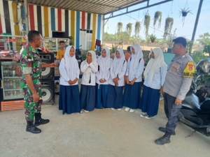 Dekat dengan Rakyat, Babinsa Koramil 1628-04 Poto Tano Gelar Komsos di Desa Kiantar