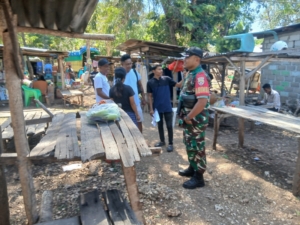 Babinsa Imbau Pedagang dan Pengunjung Pasar Jaga Kebersihan Lingkungan