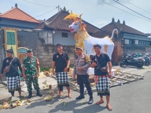 Wujud Kepedulian, Babinsa Bersinergi Amankan Prosesi Ngaben di Desa Lodtunduh