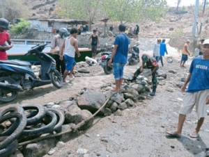 Semangat Kebersamaan TNI dan Masyarakat Donggo Perkuat Gotong Royong