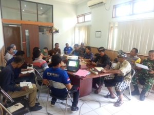 Babinsa 1623-01/Karangasem hadiri rakor terkait rehabilitasi senderan Tukad Mantri, wujud dukung kemajuan pembangunan.