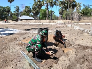 Pererat Kemanunggalan TNI dan Rakyat, Babinsa Ikut Pengeboran Sumur di Dusun Kalala
