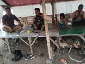 Pererat Hubungan dengan Warga, Babinsa Ende Laksanakan Komsos dan Pamwil di Wilayah Binaan